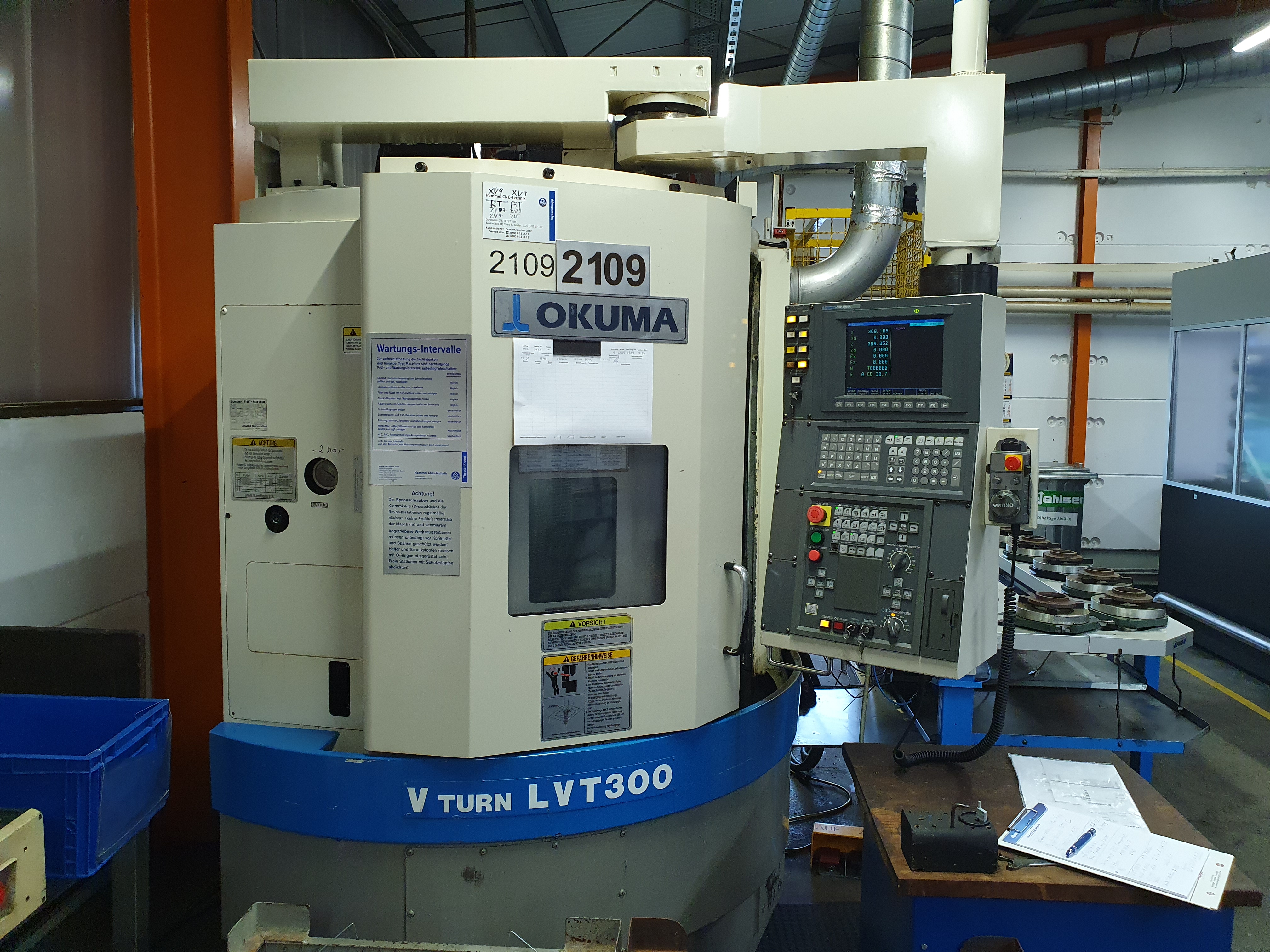 Vertikale “Pick up” CNC- Drehmaschine Okuma mit Teilezuführung